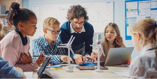 teacher-working-with-small-student-group
